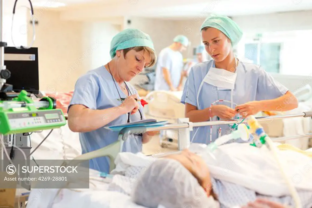 Caregiver and anaesthetist nurse. Recovery room. Bordeaux hospital. France.