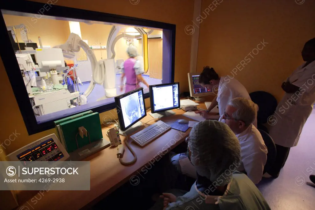 High technology digital vascular angiography unit, medical imagery center of Poitiers University Hospital, France. This scanner, combining the two highly evolved biplane and flat detector technologies, generates high quality images for diagnostic purposes and optimised therapeutic procedures. Here, staff in the control and monitoring room.