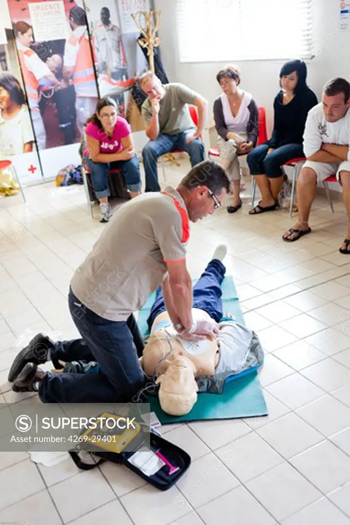 First aid training courses given by the French Red Cross.
