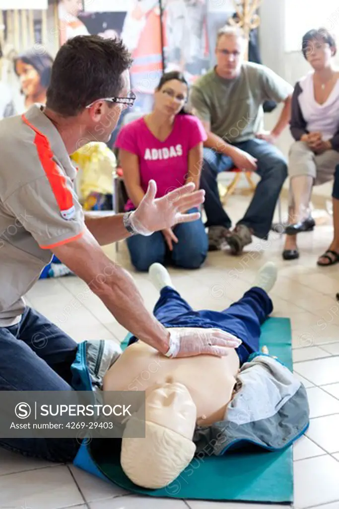 First aid training courses given by the French Red Cross.