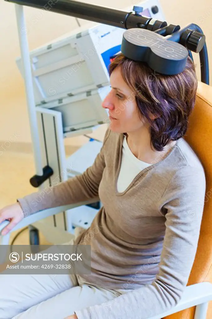 Transcranial magnetic stimulation (TMS) of applying a magnetic pulse on the brain through the skull of painlessly by means of a coil, the magnetic flux induces an electric field that modifies the activity of neurons in the magnetic field.