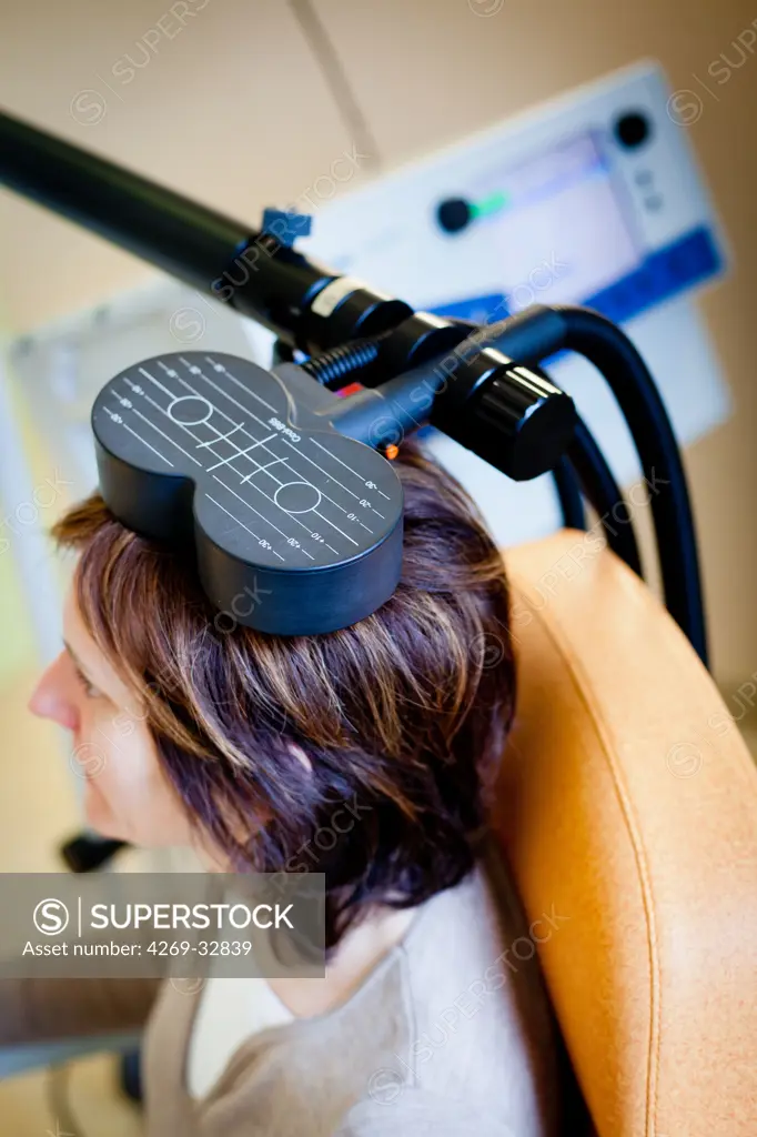 Transcranial magnetic stimulation (TMS) of applying a magnetic pulse on the brain through the skull of painlessly by means of a coil, the magnetic flux induces an electric field that modifies the activity of neurons in the magnetic field.