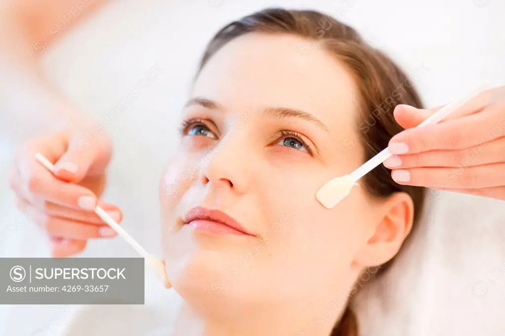 Skin peeling by application of a glycolic acid.
