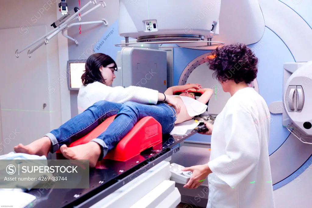 Radiothrapy radiographers with a female patient followed for treatment of stomach cancer by radiotherapy. Latest generation medical particle accelerator. Radiotherapy center, pole of Oncology, Hospital of Bordeaux. Hospital Haut-Leveque.