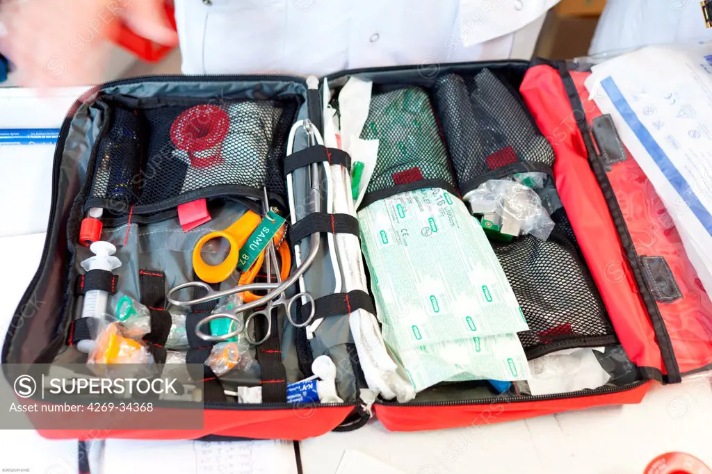 Emergency medical bag. Intubation kit. Emergency Medical Services.