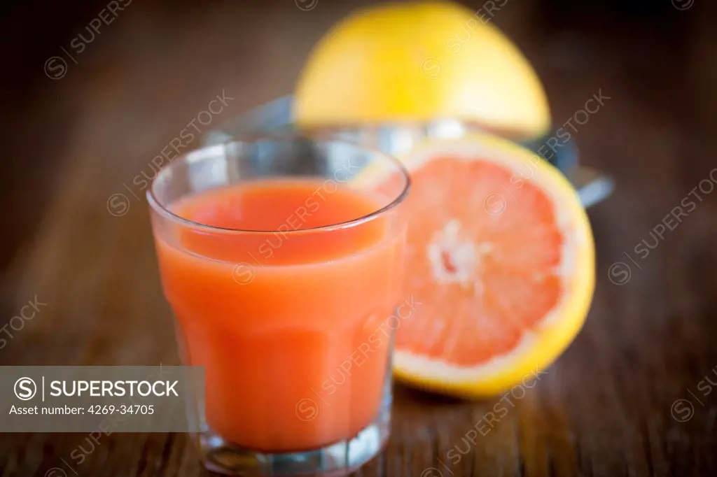 Grapefruit juice in glass.