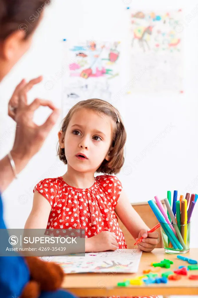 5 years old girl during speech therapy cession