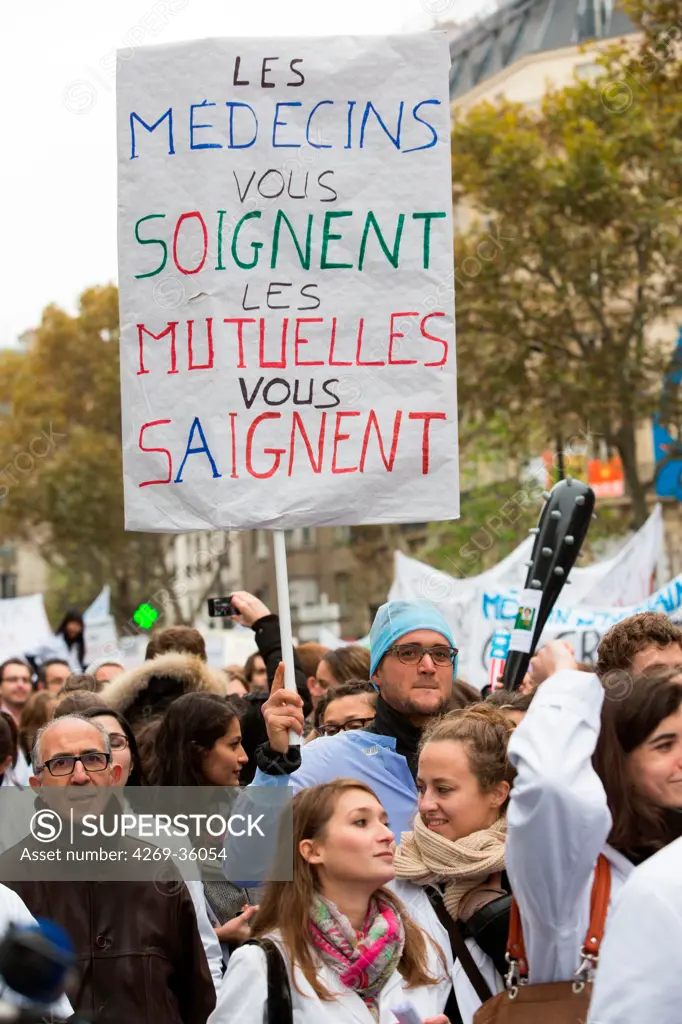Manifestation d'internes en médecine en grève pour le maintien du secteur II à Paris, le 12 novembre 2012
