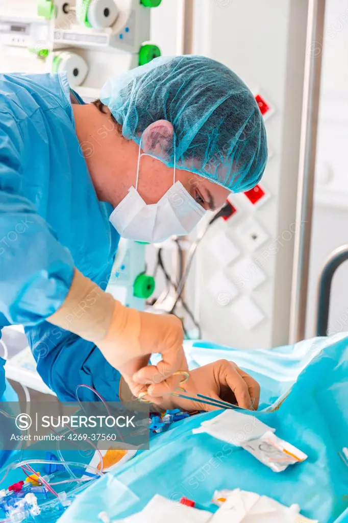 Intern setting a catheter in the subclavian artery, Intensive care department, Lagny Marne-la-Vallée hospital, France,