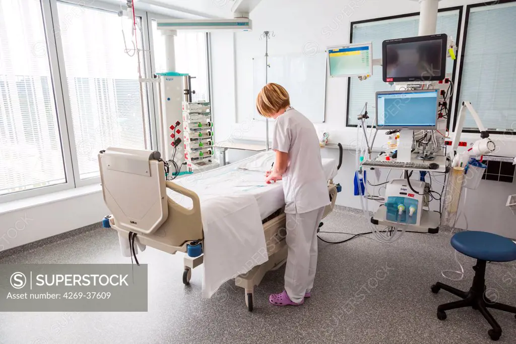 Nurse preparing the list for the cleaning room. Intensive care department. Lagny Marne-la-Vallée hospital, France.