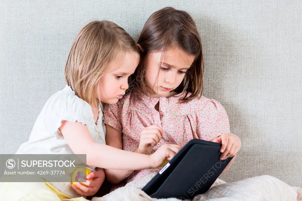 Girls using iPad¨.