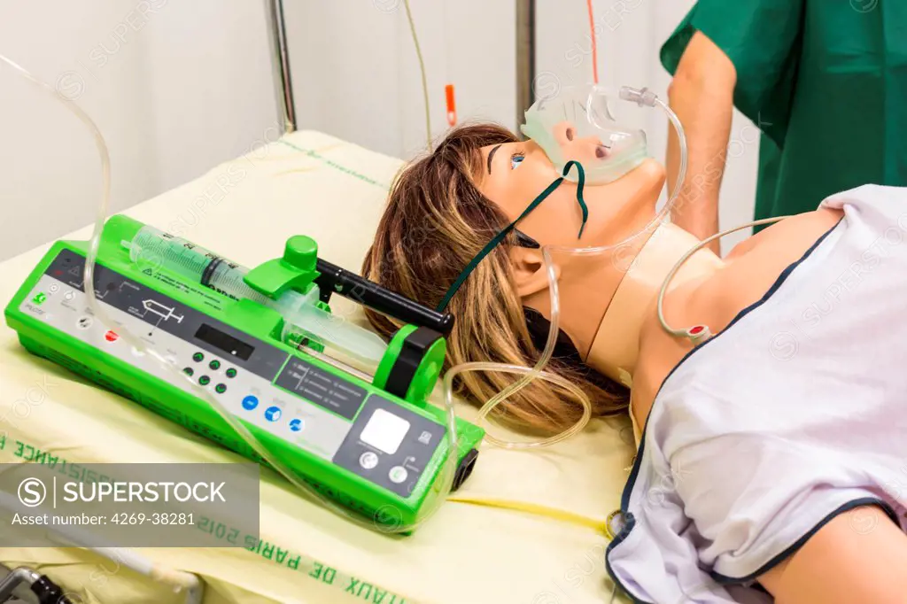 Medical training, Patient simulator, SimMan 3G®, plateform iLumens, Paris-Descartes university.