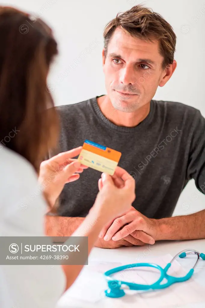 Doctor showing organ donorcard.