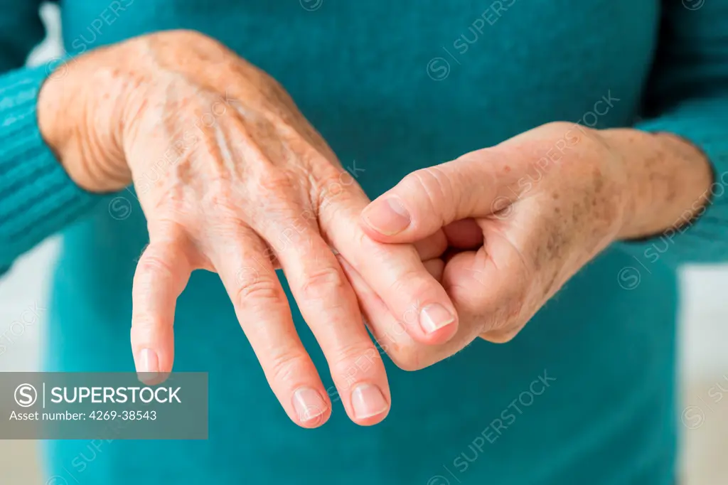 Senior woman suffering from an articular pain in the hand.