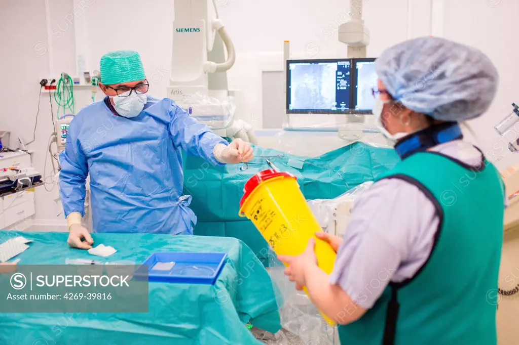 Treatment of renal artery stenosis by angioplasty, Angoulême hospital, France .