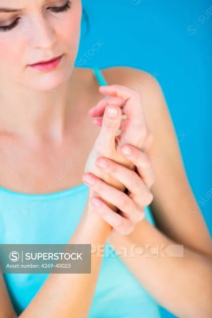 Senior woman suffering from an articular pain in the hand.