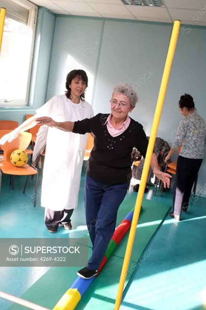 Institute of Prevention and Researches on Osteoporosis (IPROS), Porte Madeleine Hospital, Orléans, France. This institute implements actions of prevention and information with the public. Patients learn how to participate in monitoring their disease and treatment. Here they practise physical exercises in a workshop called Balance and fall prevention.