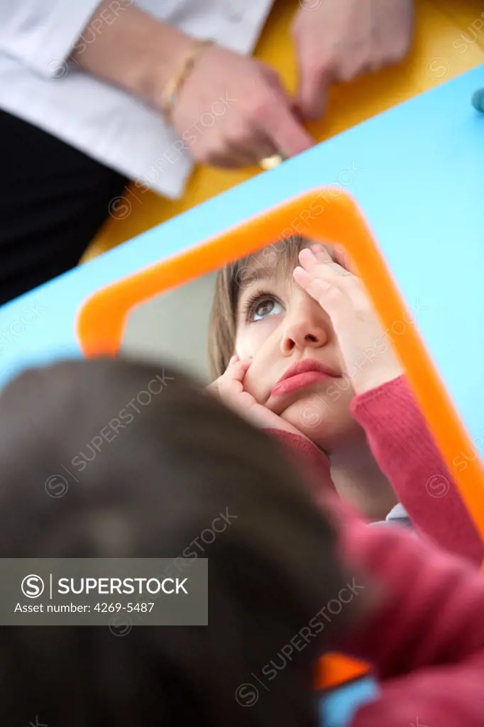 5 years old girl during speech therapy cession.