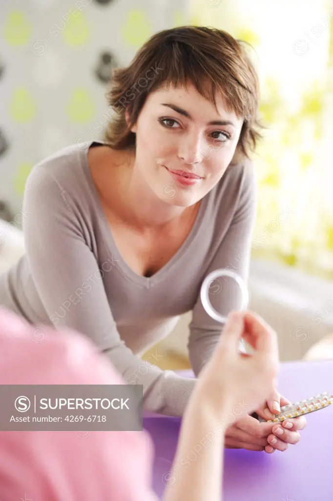 A gynecologist explains a patient the different contraceptives: pills and vaginal ring here.