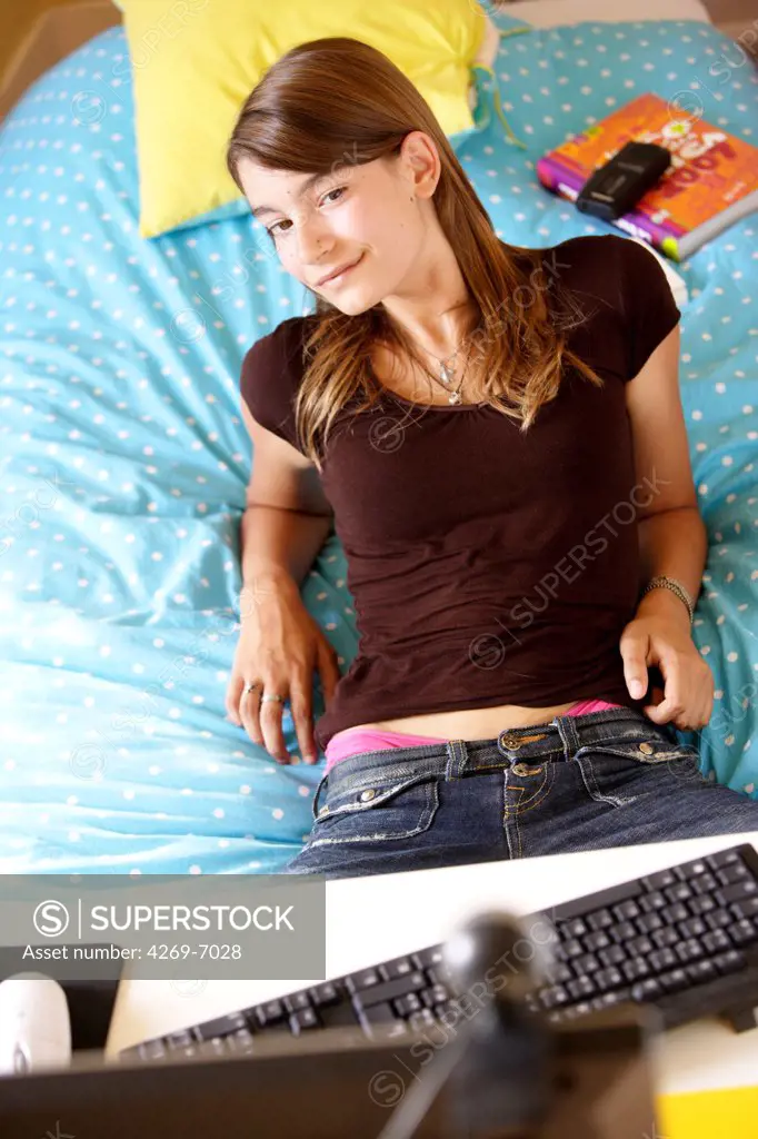 Teenage girl using computer.