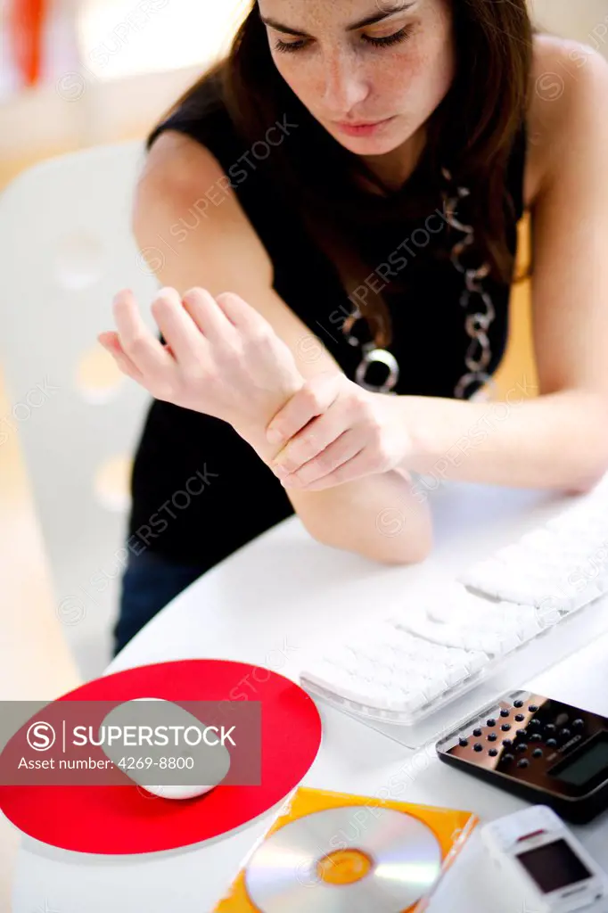 Woman at work suffering from wrist pain.
