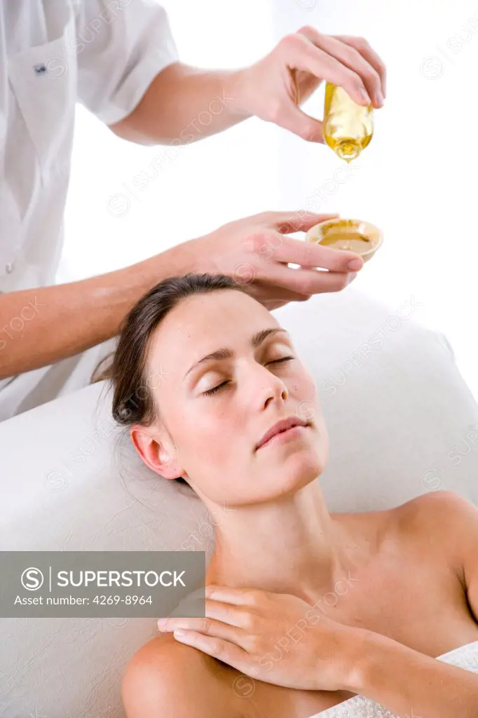 Woman getting oil massage.