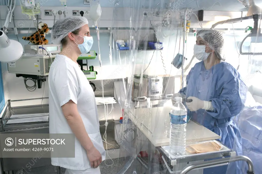 Nurses working in sterile unit. Department of Haematology and Immunology, Limoges hospital, France.