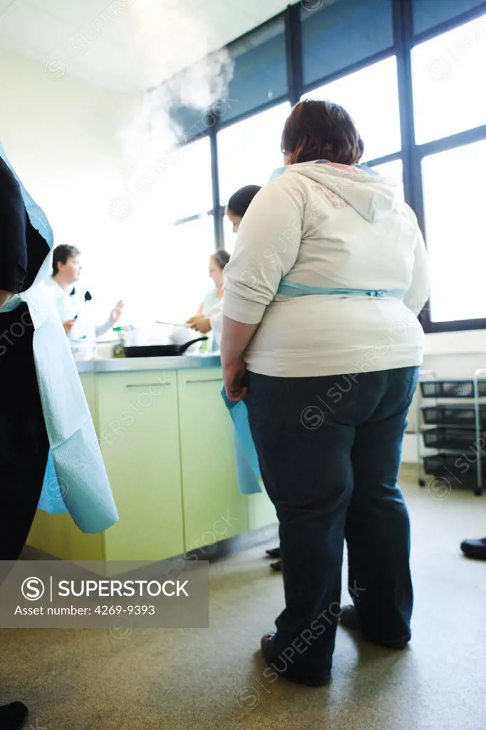An auxiliary nurse is holding a cooking and nutritional education workshop for obese persons. Department of Nutrition of Pr Basdevant, Endocrinology unit, Pitié-Salpêtrière hospital, Paris, France.