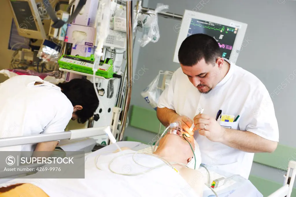 Nurse attending a patient in the post-intervention room. Reanimation and Anaesthetics Department, Limoges hospital, France.