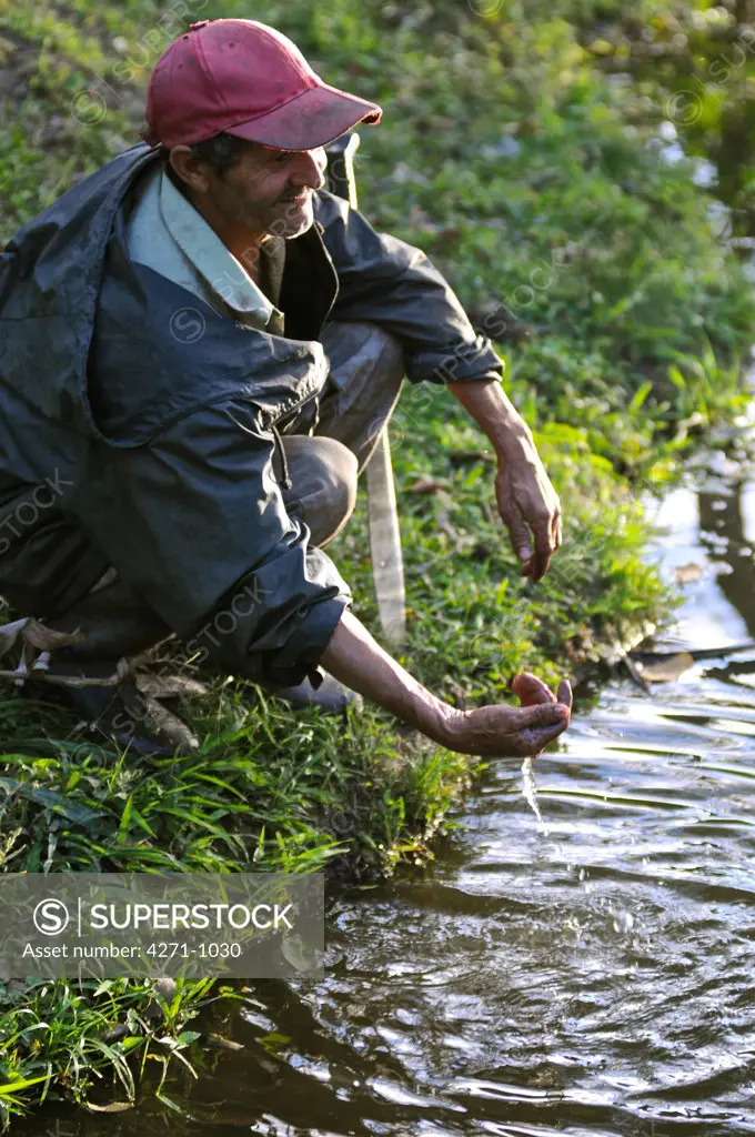 Nicaragua, Dipilto, Farmer drinking water from river in the mountainous Nueva Segovia