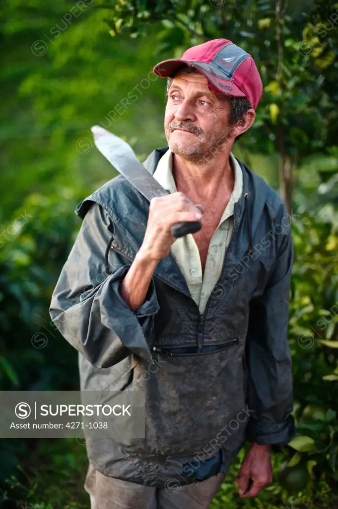 Nicaragua, Dipilto, Farmer holding machete in the mountainous Nueva Segovia