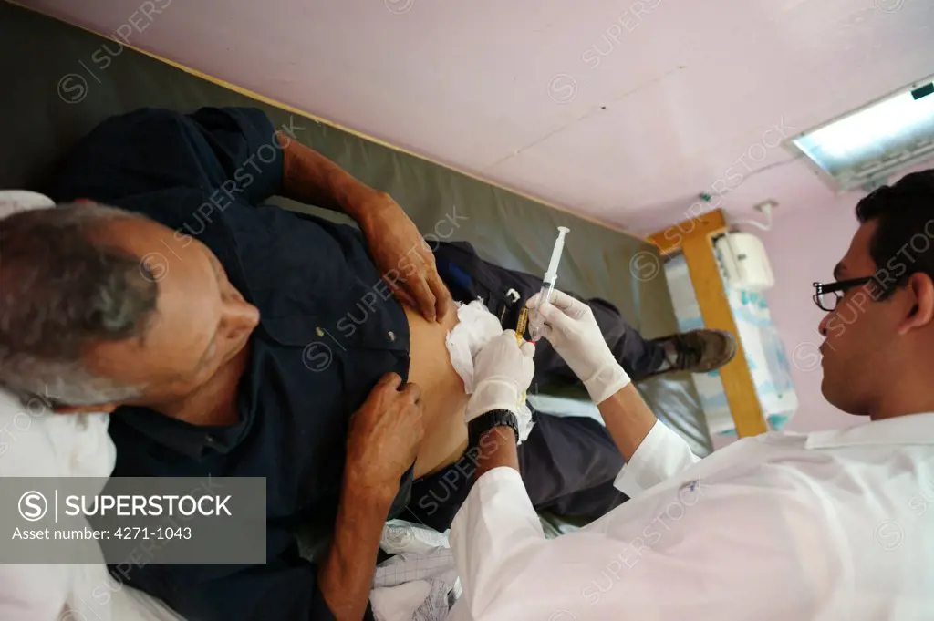 Nicaragua, Macuelizo, Doctor treating patient at health center in the mountainous Nueva Segovia