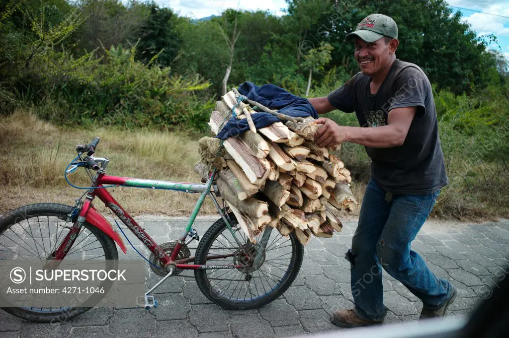 Nicaragua, Dipilto, Farmer pushing bicycle with firewood in the mountainous Nueva Segovia