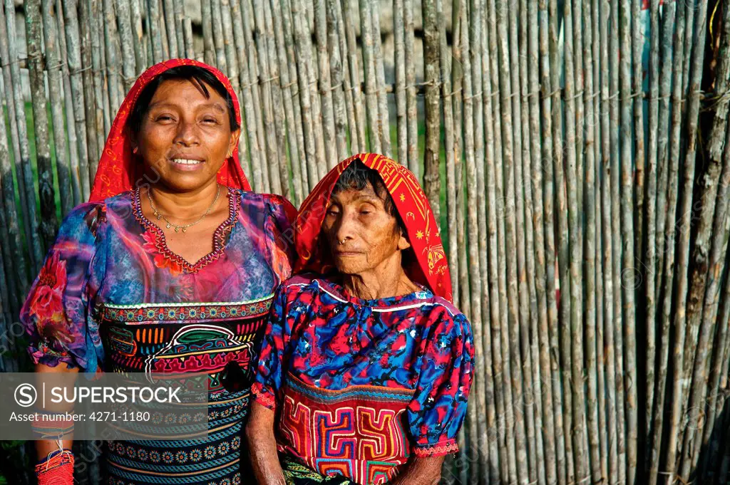 Panama, Kuna Yala, Portrait of Mother and daughter, traditional Kuna indigenous family