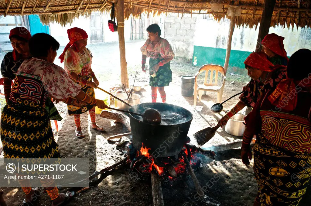 Panama, Kuna Yala, Ustupu, Kuna women cooking chicha