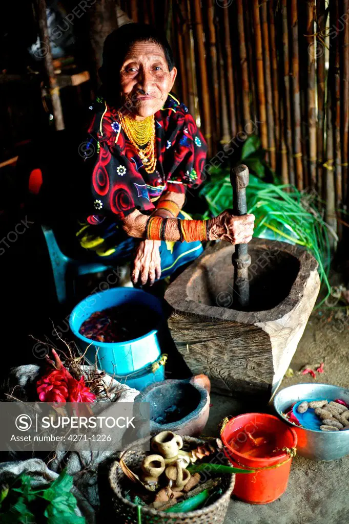 Panama, Kuna Yala, Ninety years old Indigenous Guna midwife making traditional medicines