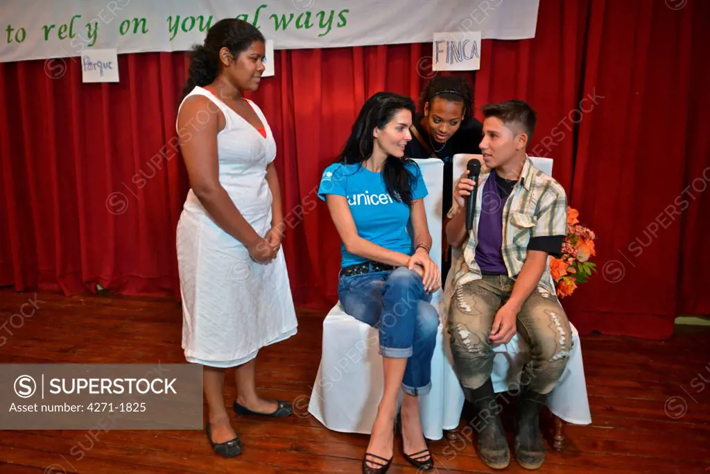 UNICEF Ambassador Angie Harmon participates with adolescents in a skit about the prevention of child abuse and exploitation in Bluefields, Nicaragua. January 21, 2014. (Kike Calvo / U.S. FUND FOR UNICEF via AP Images)