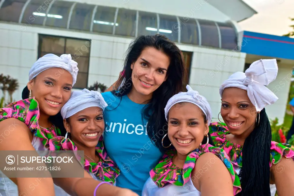 UNICEF Ambassador Angie Harmon poses for a photo with youth leaders who had performed a dance number as part of their peer-to-peer mentorship program in Bluefields, Nicaragua. January 21, 2014. (Kike Calvo / U.S. FUND FOR UNICEF via AP Images)