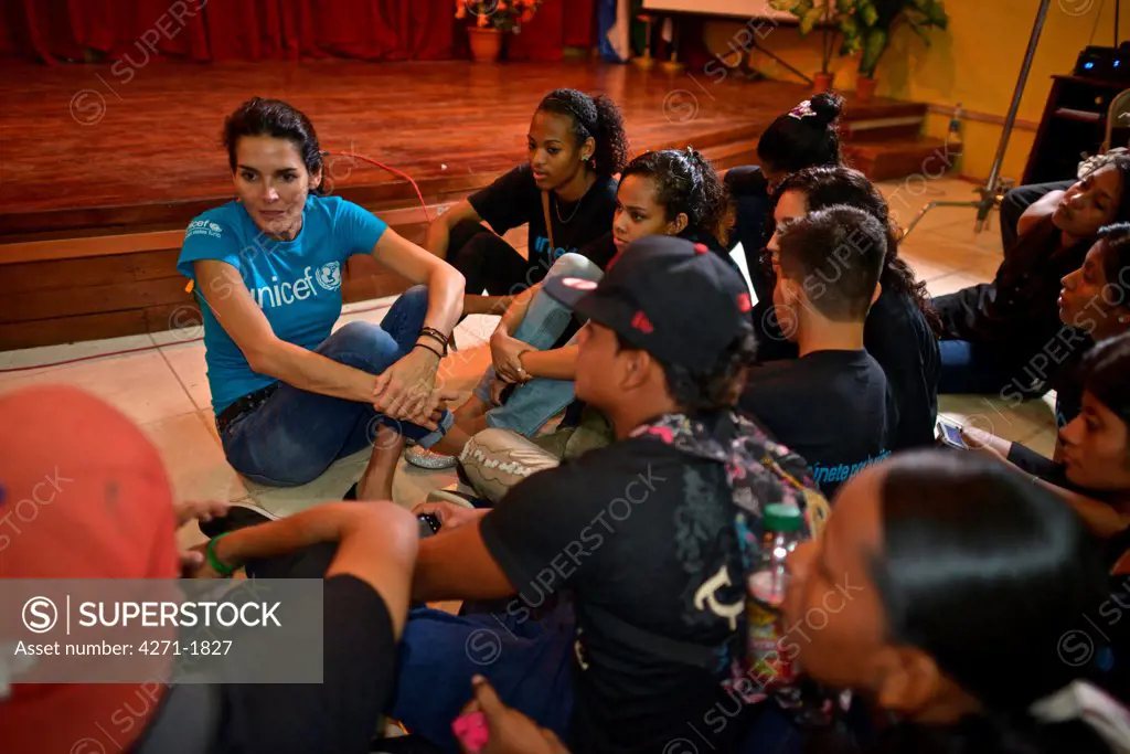 UNICEF Ambassador Angie Harmon speaks with a group of adolescents in Bluefields, Nicaragua who mentor peers in their communities on difficult issues such as trafficking, violence, drugs and HIV/AIDS. January 21, 2014. (Kike Calvo / U.S. FUND FOR UNICEF via AP Images)
