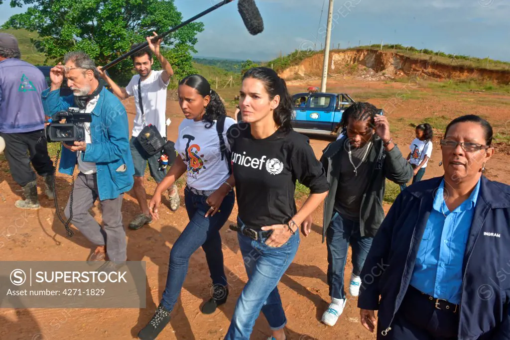 Youth leaders take UNICEF Ambassador Angie Harmon on a tour of Bluefield, Nicaragua to see places where adolescents are at risk of trafficking and other abuses. January 21, 2014. (Kike Calvo / U.S. FUND FOR UNICEF via AP Images)