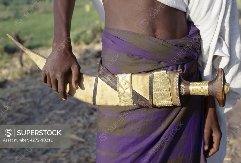 Warriors of the nomadic Afar tribe carry large curved daggers, known as jile, strapped to their waists. Proud and fiercely independent, they live in the low-lying deserts of Eastern Ethiopia.