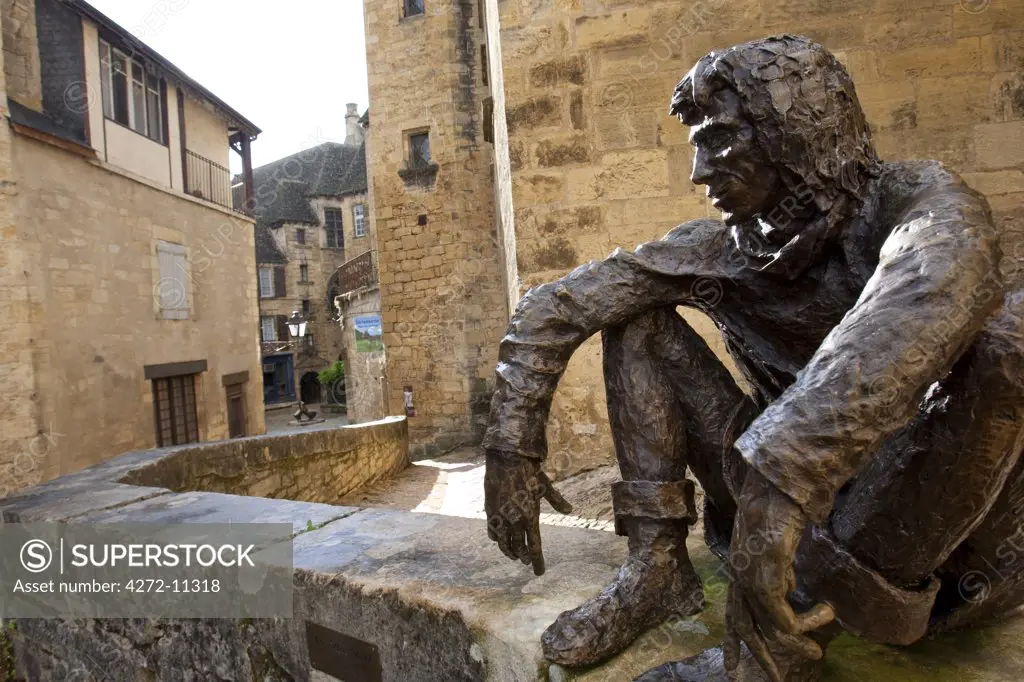 Bronze sculpture of sitting man le Badoud by Gerrard Auliac Rampe Magnanat Sarlat la Caneda Dordogne France Europe