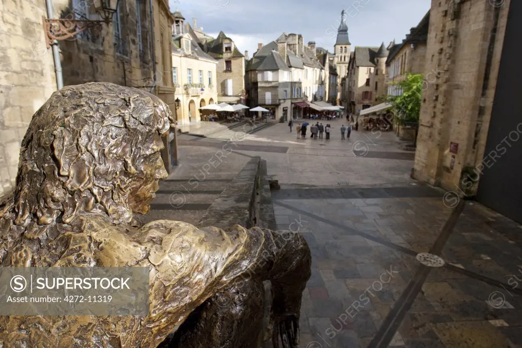 Bronze sculpture of sitting man le Badoud by Gerrard Auliac Rampe Magnanat Sarlat la Caneda Dordogne France