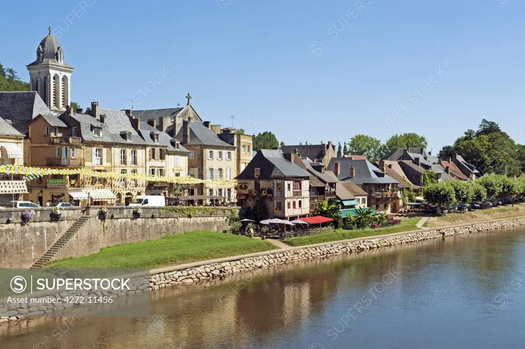 Europe, France, Dordogne, Montignac. The market town of Montignac on the V_z_re.