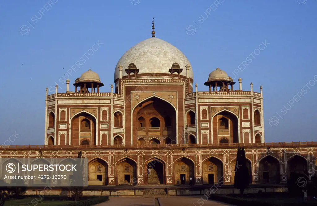 Humayuns Tomb built by emperor Humayuns wife example of the early Mughal architecture
