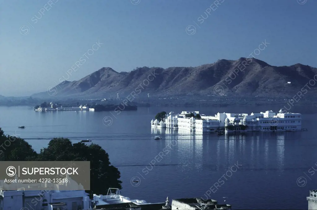 India, Rajasthan, Lake Pichola Udaipur. Built in the 17th Century as a summer palace, Jag Niwas - now the Lake Palace Hotel - is one of Rajasthan's most celebrated hotels.