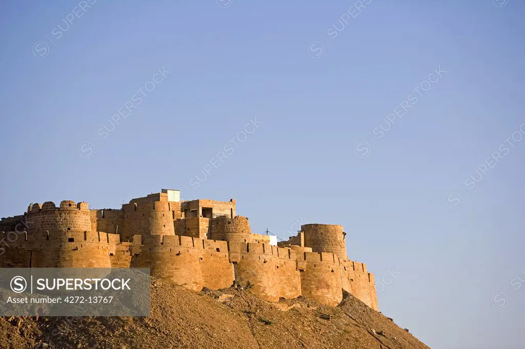 Battlements of the walled city of Jaiselmeer at sunrise, Rajasthan, India.