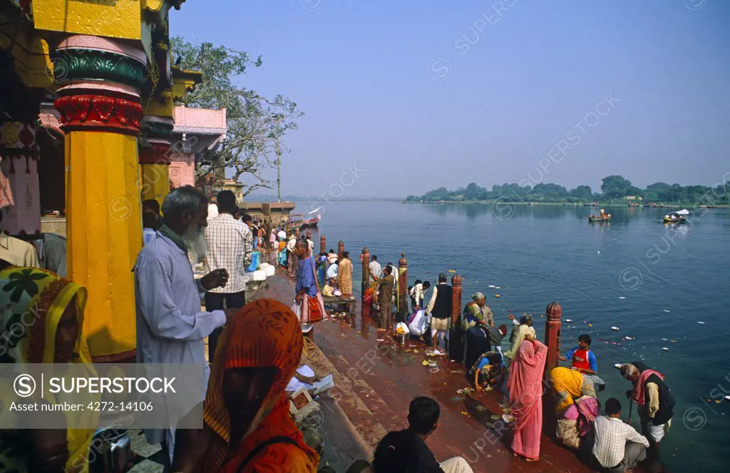 India, Uttar Pradesh, Mathura. Pilgrims beside the Yamuna River near Vishram Ghat, part of the Lord Krishna's 'holy circuit.'