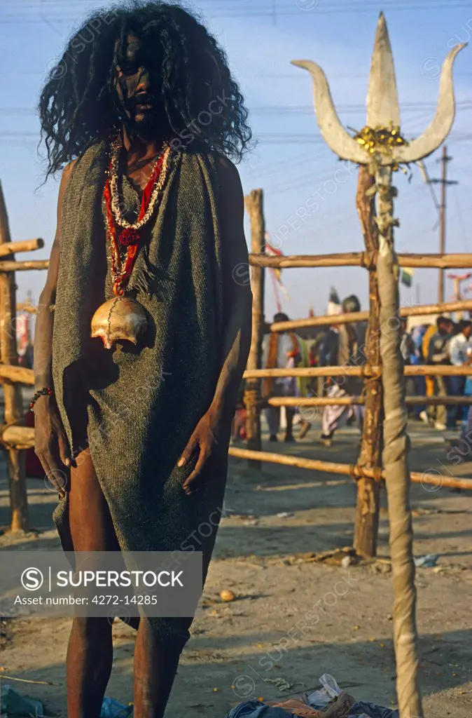 India, Uttar Pradesh, Allahabad. A sadhu (or Hindu ascetic) from the extreme Aghori sect with a skull begging bowl around his neck at the Kumbh Mela festival which is held here every twelve years.