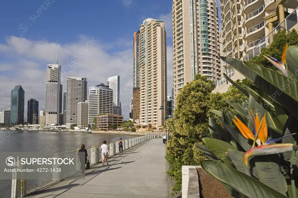 Australia, Queensland, Brisbane. Pedestrian wallkway along the Brisbane waterfront near the popular Eagle Street Pier.